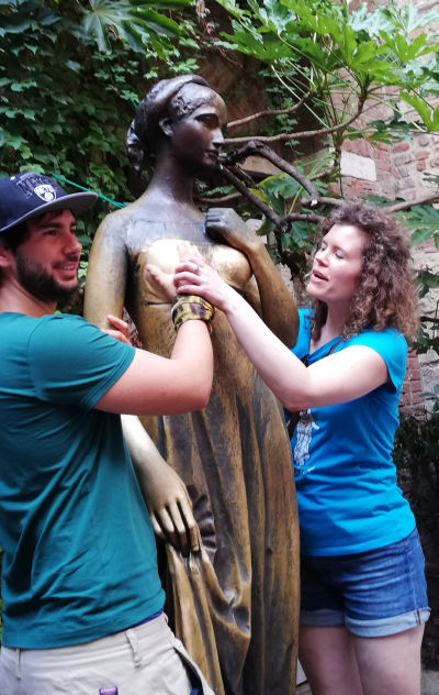 Viena no tūristu iecienītākajām atrakcijām Veronā ir fotografēšanās Džuljetas mājas pagalmā pie viņas skulptūras. Tiek uzskatīts, ka pieskaršanās skulptūras krūtij nes veiksmi mīlestībā.