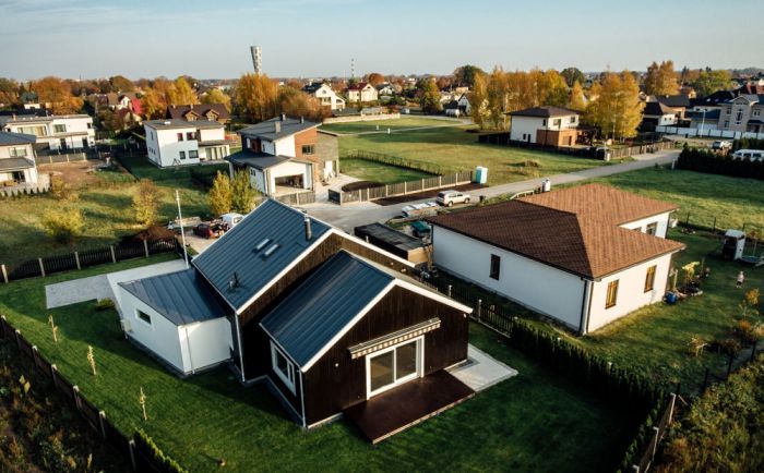 Savrupmāja Mārupē. Pasūtītājs “SBS Engineering”. Projekts Andrejs Daukšis, Elvijs Sprudzāns, “Sustainable building systems”. Būvnieks “SBS Engineering.”