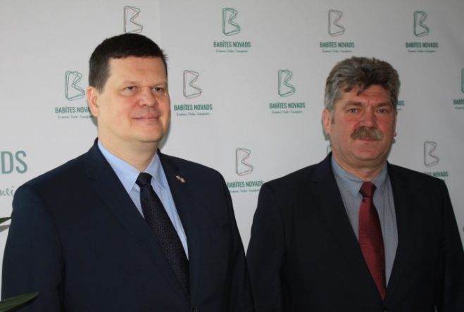 No kreisās: VARAM ministrs Kaspars Gerhards un Babītes novada domes priekšsēdētājs Andrejs Ence.