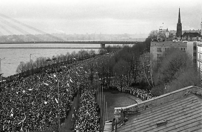 13.janvāris, 11.novembra krastmala, skats no Rīgas Tehniskās universitātes jumta. Akmens tilts. Tautas demonstrācija pēc notikumiem Lietuvā 12. janvāra naktī. Foto – no 1991.gada barikāžu muzeja krājuma