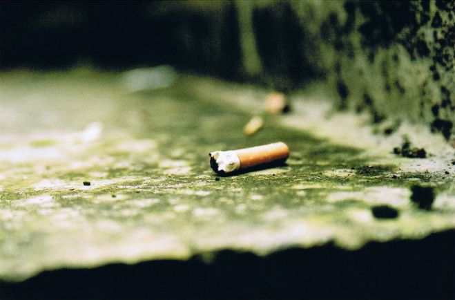 Vāc parakstus par naudas sodas piemērošanu par cigarešu izsmēķu izmešanu tam neatļautā vietā