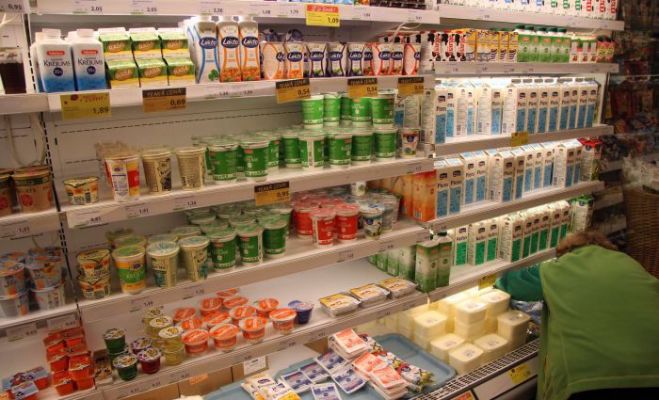 LPCS: Latvijas veikalu plauktos pašmāju piena produktu paliek mazāk