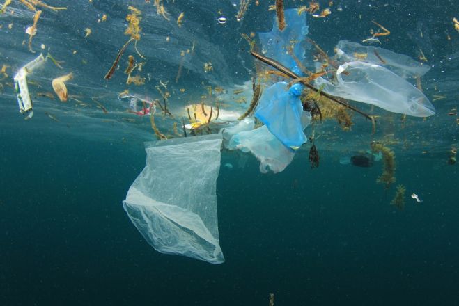 Nenoslīkt plastmasas okeānā