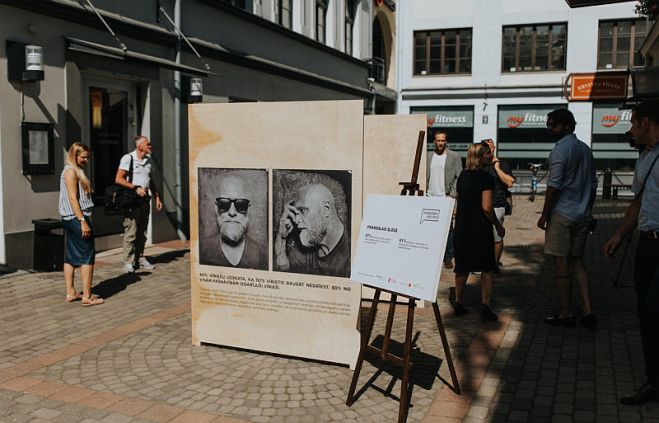 Aktualizējot jautājumu par zemo dzīves ilgumu vīriešiem Latvijā, pirmdien, 10. jūnijā, tika atklāta fotogrāfa Māra Ločmeļa izstāde “Izvēles slazdā”. Foto - publicitātes