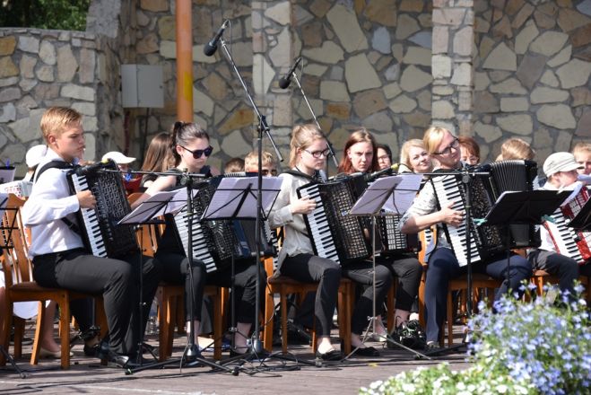 Akordeona ansambļu un orķestru lielkoncerts 2018. gadā, kurā pulcējās vairāk nekā 100 akordeonistu no visas Latvijas. Foto: Stopiņu novada pašvaldība