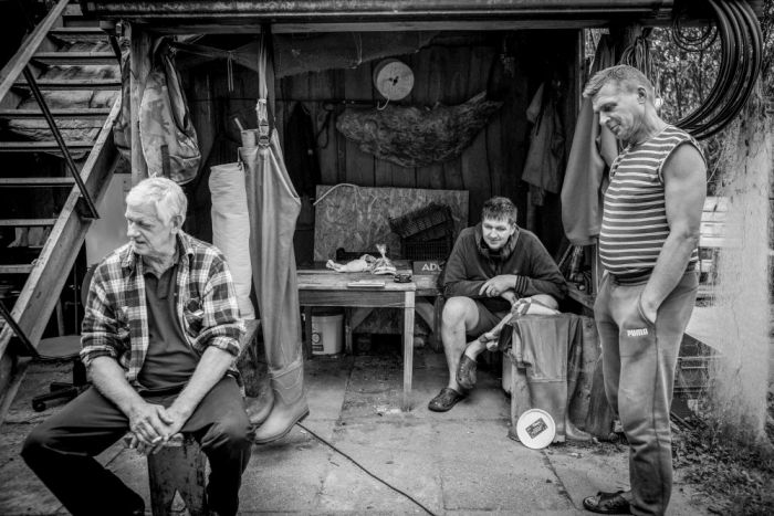 Saulkrastu zvejnieku apvienībā pie Edgara Zviedra (zvejnieku saimniecība “Silzviedri”) pulcējas vietējie runasvīri. Foto - Valdis Brauns
