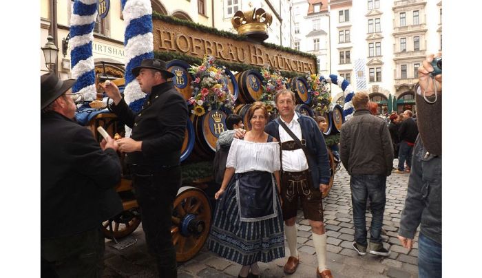 Aelita un Gundars Bremšmiti – visā pasaulē pazīstamajā “Oktoberfest” Minhenē. Foto – no privātā arhīva