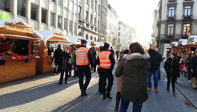 Briseles gājēju ielā, kur atrodas arī Ziemassvētku tirdziņi, patrulē policija. Briselieši gan saka, ka daudzi drošībnieki ir tērpušies privātajās drēbēs