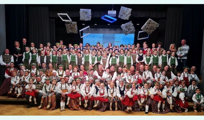 Visi Tīnūžu Tautas nama deju kolektīvi kopā. 2022./2023. gada sezonu uzsāka 182 dejotāji vecumā no divarpus līdz 72 gadiem. Foto – no privātā arhīva