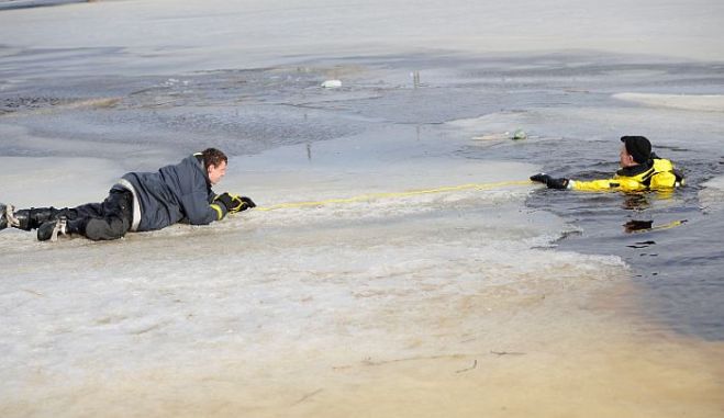 Glābēji aicina neaizmirst par drošību un nekāpt uz ūdenstilpju ledus