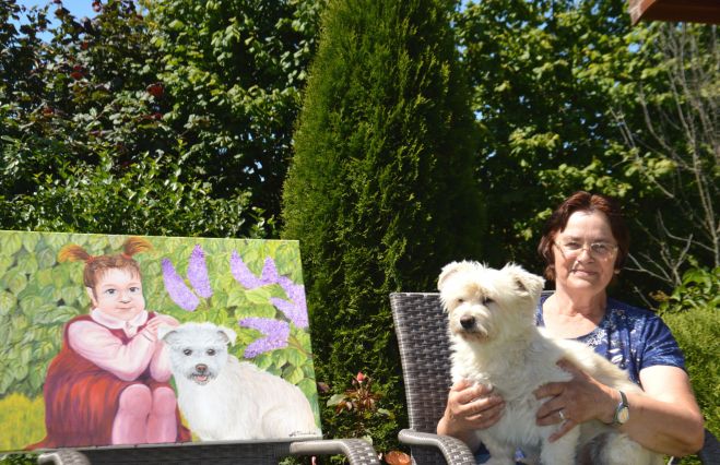 Maija Tauvēna ar savu uzticīgo draugu – suņuku Bucīti, kurš, būdams lielisks fotomodelis, iekļuvis arī viņas gleznā. 