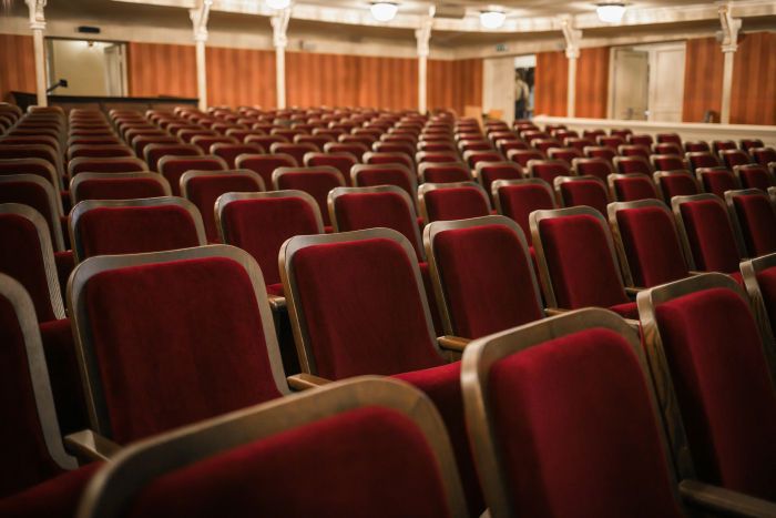 Latvijas Nacionālajā teātrī uzstādīti 803 jauni skatītāju krēsli