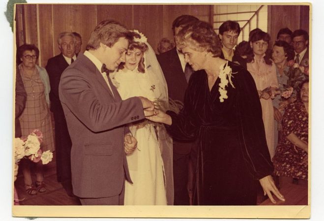 1982. gada 25. septembris. Pirmās laulības jaunajā zālē – laulājas Lidija un Vladimirs Torgašovi. No labās – ciema padomes priekšsēdētāja Kira Vīksne. Foto - “Mālpils Vēstis”