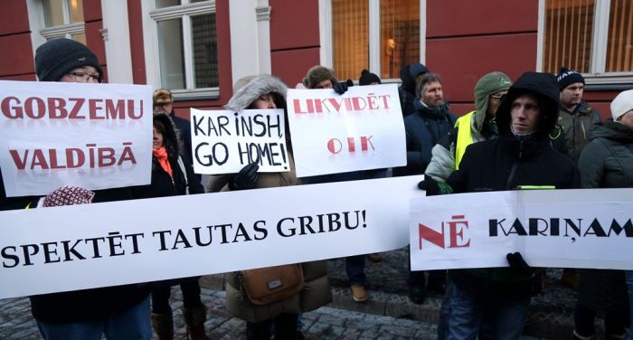 Ap 100 cilvēku protestā pie Saeimas pieprasa neapstiprināt Kariņa veidoto valdību