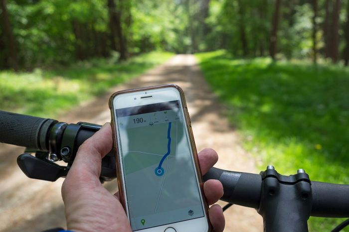 Nīderlande aizliegs izmantot mobilos telefonus, braucot ar velosipēdu