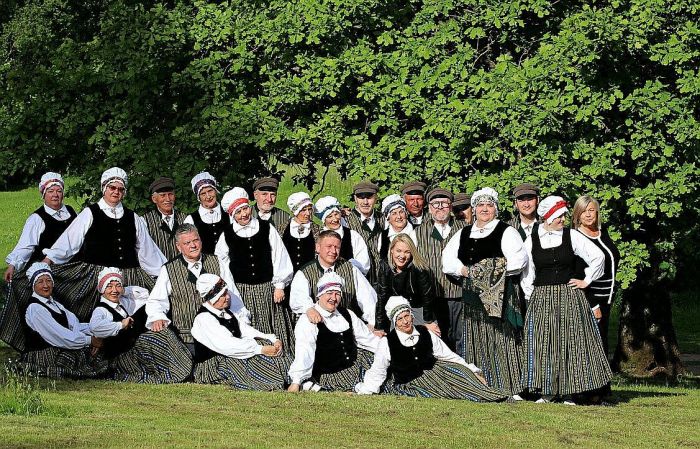 Ķekavas novada senioru deju kolektīva “Sidrabaine” dalībnieki jaunradītajā novada tautastērpā. Tas ir viens no pirmajiem jaunradītajiem tautastērpiem Latvijā. Foto – no SDK “Sidrabaine” arhīva