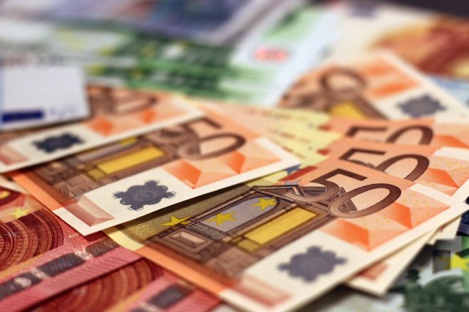 Policija rosina apsūdzēt trīs vīriešus par viltotas naudas izplatīšanu Latvijā