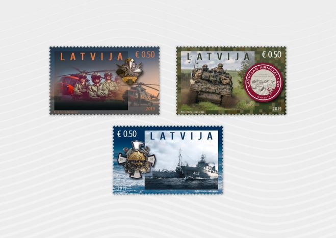 Latvijas armijas simtgadei veltīto pastmarku un aploksnes dizaina autore ir māksliniece Arta Ozola-Jaunarāja. Attēls: &quot;Latvijas pasts&quot;