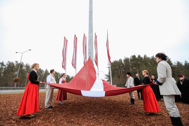 Foto: Jūrmalā Lāčplēša dienā paceļ lielformāta Latvijas karogu