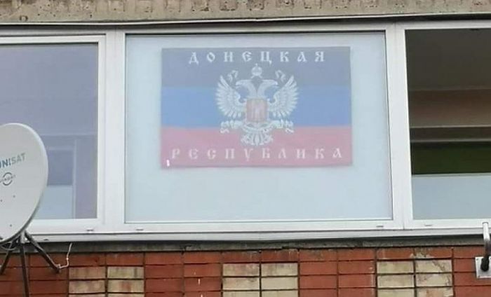 Doņeckas “tautas republikas” simbolika Daugavpils Strādnieku ielas daudzdzīvokļu nama otrā stāva lodžijas logā ir labi redzama ikvienam garāmgājējam no ielas. Foto – aculiecinieks