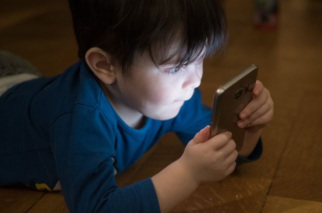 Trīs populārākie iemesli, kāpēc neizdodas sarunas ar bērnu par telefona lietošanu