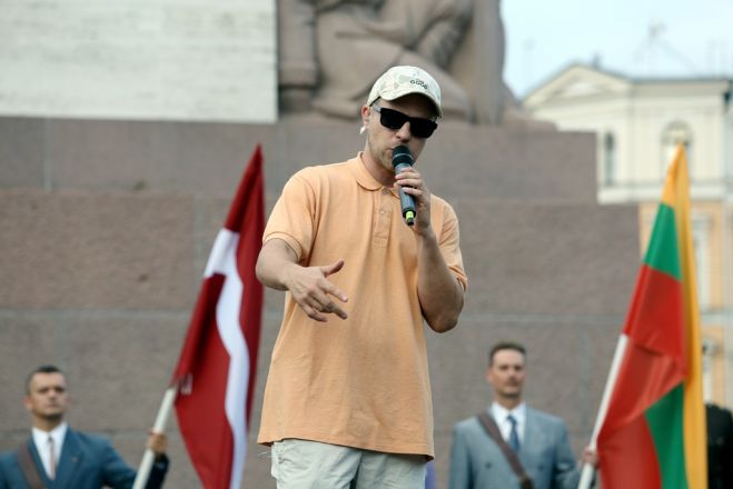Mūziķis Ģirts Rozentāls (Ozols) piedalās Baltijas ceļa 30. gadadienai veltītajā atceres pasākumā pie Brīvības pieminekļa. Foto: LETA