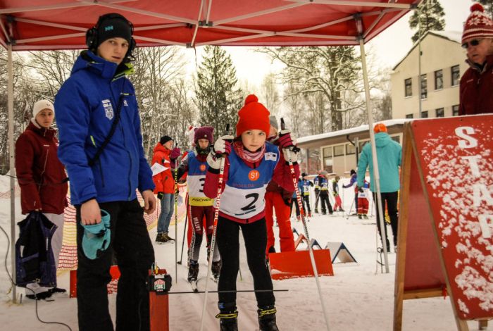 Foto: "S!-Fischer" slēpošanas čempionāta otrajā posmā Siguldā startē teju 200 skolēnu
