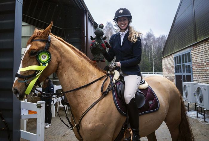 Latvijas čempionāta pirmajā posmā Laura Penele uzvarēja ar zirgu Dundas V.D.M. Foto – Māris Vancevičs