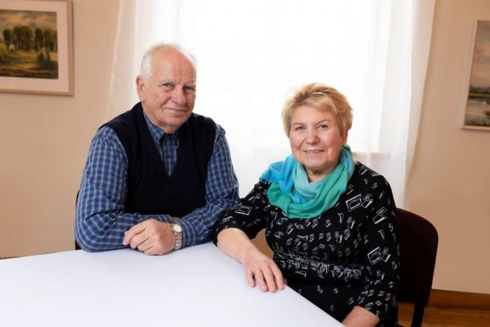 Ludmilas un Artūra Jēkabsonu portrets izstādē “Seniori staro”. Foto – no Ogres novada pašvaldības, Tīnūžu Tautas nama, Lailas Zvirbulītes-Ērgles un privātā arhīva