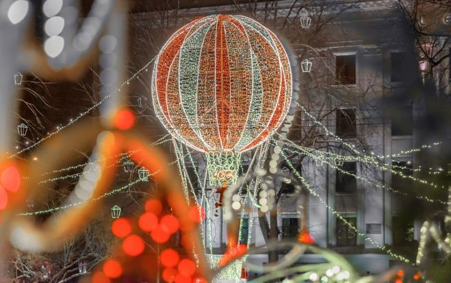 Ziemassvētku Gaismas balons Liepājā. Foto – Kārlis Volkovskis un Kristīne Stahanova