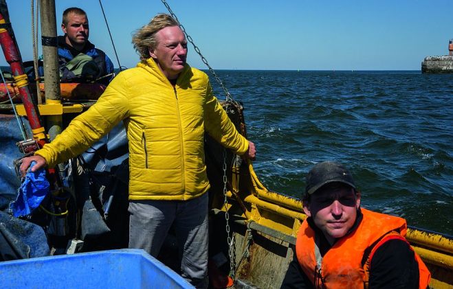 Liepājas zvejnieks Anatolijs Molokanovs lašu un mencu zveju nomainījis pret apaļā jūrasgrunduļa smelšanu. Foto – Valdis Brauns