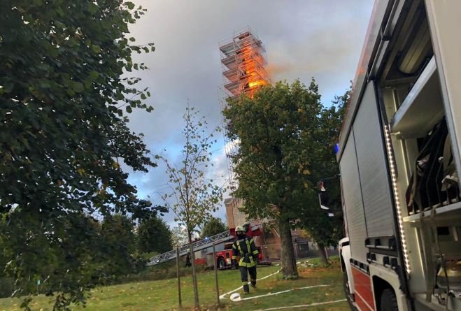 Piņķos glābējiem izdevies lokalizēt ugunsgrēku Svētā Jāņa baznīcas tornī (papildināta)