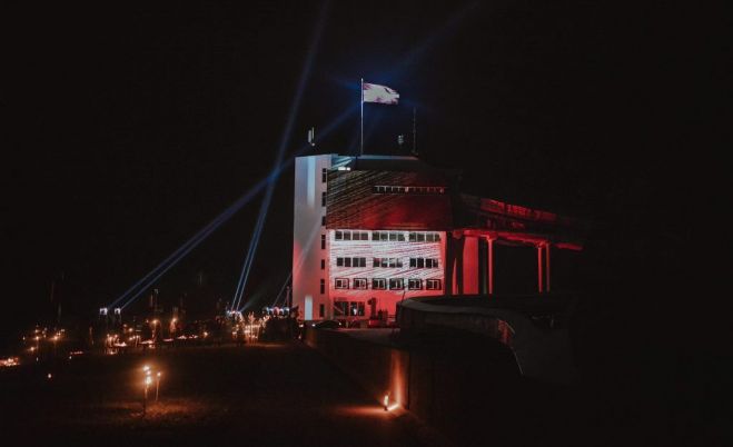 Foto: Virs bobsleja trases Siguldā pacelts monumentāls Latvijas karogs