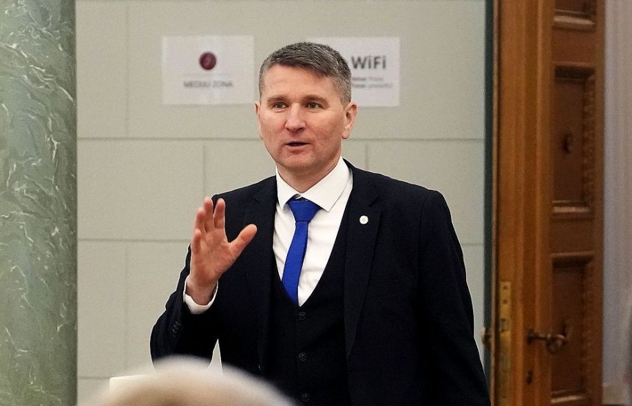 Ivo Krievs ir Eiropas personas datu aizsardzības speciālists (CIPP/E), Latvijas Sertificēto personas datu aizsardzības speciālistu asociācijas dibinātājs un valdes loceklis, biznesa augstskolas “Turība” lektors