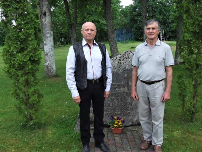 Edgars Kalnriekstiņš (no labās) un Andris Upenieks Meņģelē, pie pieminekļa represētajiem. Foto – no personīgā arhīva; Andris Upenieks
