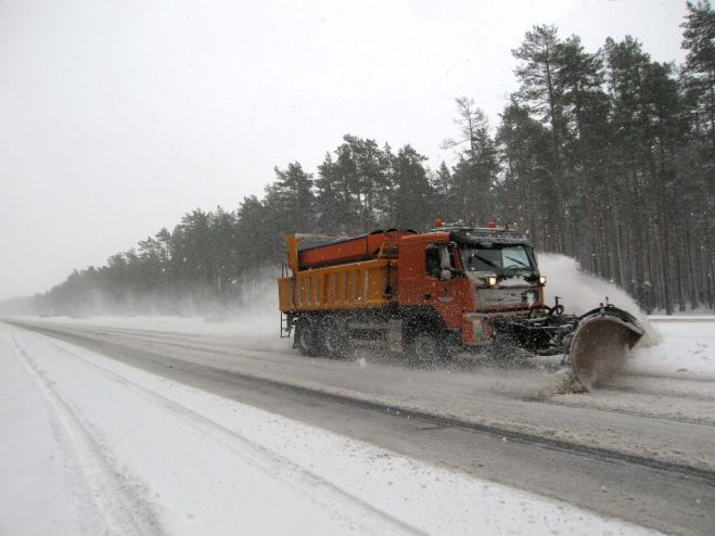 Snigšana daudzviet apgrūtina braukšanu; uz ceļiem strādā 125 tehnikas vienības