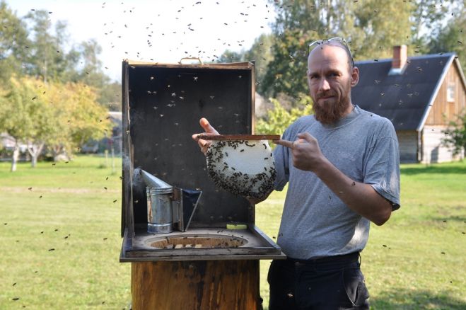Piemājas saimniecības &quot;Dzipšļi&quot; bišu dravas atrodas Rēzeknes novada Nagļos, kur saimnieks Žanis Jesko draudzību ar bitēm aizsāka teju pirms desmit gadiem. Foto: no Ž. Jesko privātā krājuma.