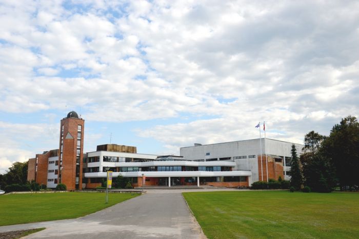 Ādažu vidusskola ir viena no 100 pilotskolām, kas piedalās VISC īstenotajā projektā "Kompetenču pieeja mācību saturā".