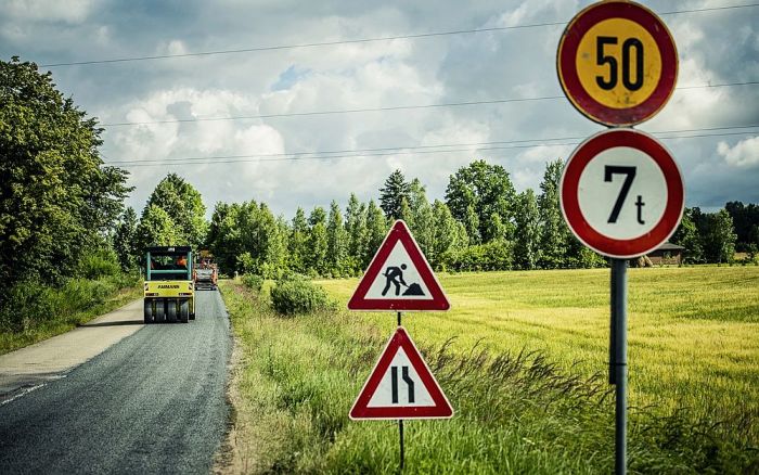 Virsmas apstrāde uz autoceļiem V59 Mālpils-Peļņi un V93 Indrāni-Inčukalns. Foto – Latvijas autoceļu uzturētājs
