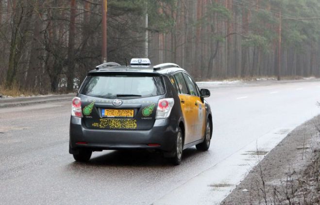 Juridiskā komisija rosina Satiksmes ministriju risināt taksometru pārvadājumu problēmas Rīgas lidostā