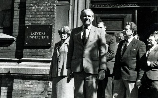 Juris Zaķis Latvijas Universitātes vēsturiskā nosaukuma atjaunošanas brīdī. 1990. gada aprīlis. Foto – no OVMM arhīva