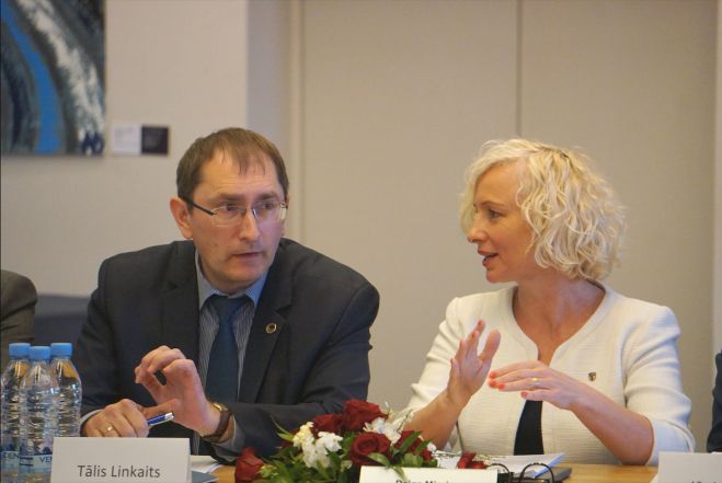 Satiksmes ministrs Tālis Linkaits un Rīgas plānošanas reģiona Attīstības padomes priekšsēdētāja Daiga Mieriņa. Publicitātes foto