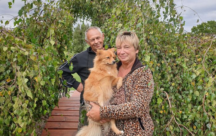 Kādā rudenīgā dienā “Rīgas Apriņķa Avīze”, ņemot vērā lasītāja ieteikumu, devās uz Sējas novada Loju pie Astrīdas un Andra Ruļļiem, lai apskatītu viņu skaisto dārzu un parunātu par to, kādi darbi dārzā veicami rudenī. Foto – Marta Dzintare