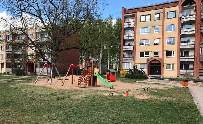 “Centrālais rotaļu laukums reizi gadā tiek papildināts ar smiltīm. Šogad atvestās smiltis nelīdzināja pa visu laukumiņu, atstājot to bērnu ziņā. Tā kā laukumiņš nav ierobežots, to iecienījuši arī tuvējo māju kaķi, pa retam arī kāds suns,” stāsta Fēlikss Vaivods. Foto – no “Facebook”