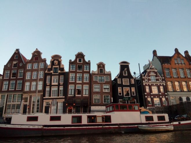 FOTO: Rembrants, divriteņi un mikrobi – pastaigā pa Amsterdamu