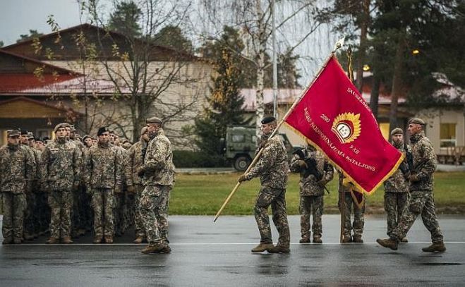 Kaujas nodrošinājuma bataljona karoga svinīgā iesvētīšanas un pasniegšanas ceremonija Ādažu bāzē 2019.gadā. Foto - Ēriks Kukutis, Aizsardzības ministrija