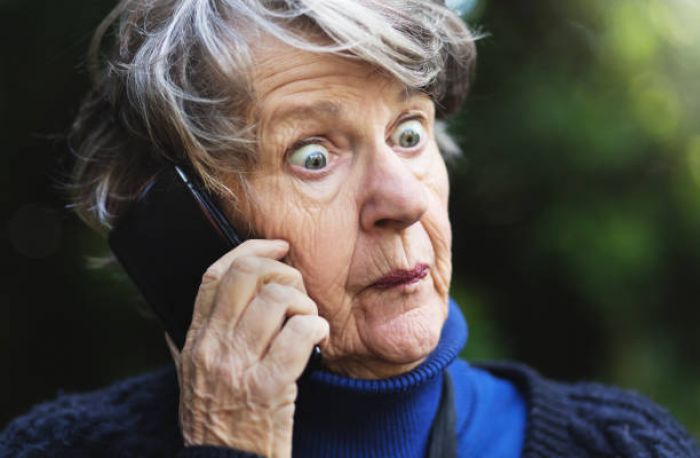Nedrīkst aizmirst vecos cilvēkus, kuriem mobilais tālrunis kalpo tikai tam, lai piezvanītu vai atbildētu uz zvanu. Nekam vairāk!