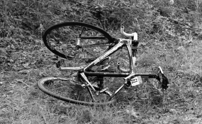 Saulkrastu novadā uz šosejas iet bojā notriekts velosipēdists