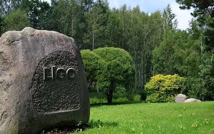 Līgo parks ir izveidots 1988. gadā un kļuvis par dabisku kultūrvēsturisku latviskā mantojuma saglabāšanas vietu un izziņas avotu. Pirmais parks pasaulē, kur apskatāmas 11 latvju rakstu zīmju akmens skulptūras; autors – tēlnieks Uldis Sterģis. Foto - no Stopiņu novada pašvaldības arhīva