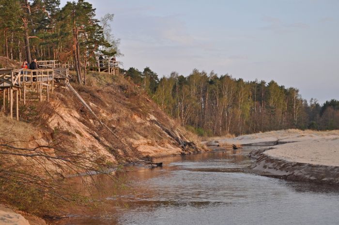 Gan vietējie iedzīvotāji, gan tūristi ļoti iecienījuši Balto kāpu Saulkrastos, no kuras paveras burvīgs skats uz Baltijas jūru, sevišķi saulrieta laikā.
